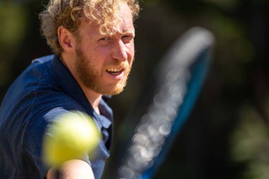 Amatör tenisçi Melbourne, Avustralya 'da çimlerin üzerinde tenis oynuyor. 