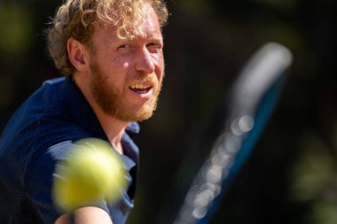 Amatör tenisçi Melbourne, Avustralya 'da çimlerin üzerinde tenis oynuyor. 