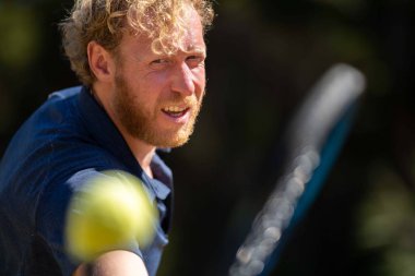 Amatör tenisçi Melbourne, Avustralya 'da çimlerin üzerinde tenis oynuyor. 