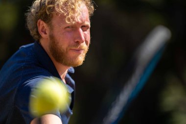 Amatör tenisçi Melbourne, Avustralya 'da çimlerin üzerinde tenis oynuyor. 