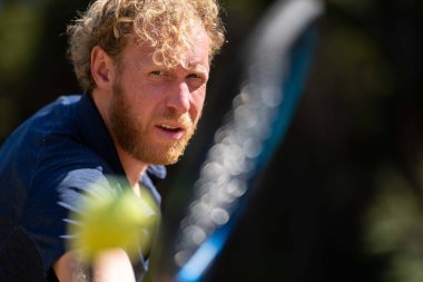 Amatör tenisçi Melbourne, Avustralya 'da çimlerin üzerinde tenis oynuyor. 