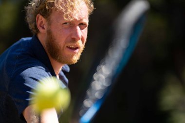 Amatör tenisçi Melbourne, Avustralya 'da çimlerin üzerinde tenis oynuyor. 