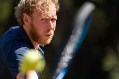 Amatör tenisçi Melbourne, Avustralya 'da çimlerin üzerinde tenis oynuyor. 