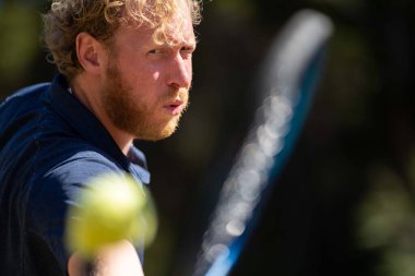 Amatör tenisçi Melbourne, Avustralya 'da çimlerin üzerinde tenis oynuyor. 