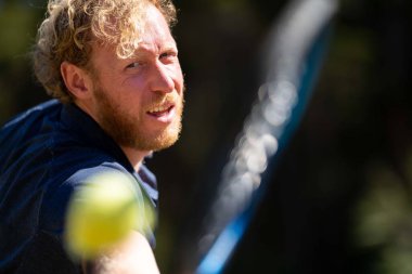 Amatör tenisçi Melbourne, Avustralya 'da çimlerin üzerinde tenis oynuyor. 