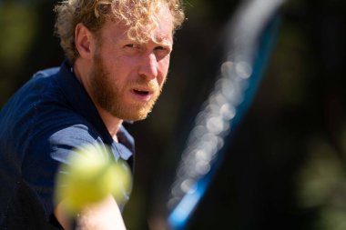 Amatör tenisçi Melbourne, Avustralya 'da çimlerin üzerinde tenis oynuyor. 