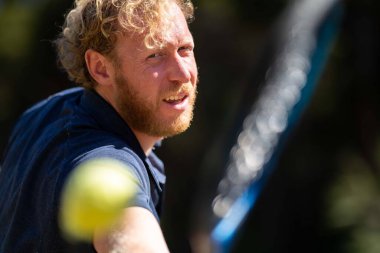 Amatör tenisçi Melbourne, Avustralya 'da çimlerin üzerinde tenis oynuyor. 
