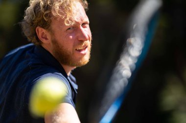 Amatör tenisçi Melbourne, Avustralya 'da çimlerin üzerinde tenis oynuyor. 