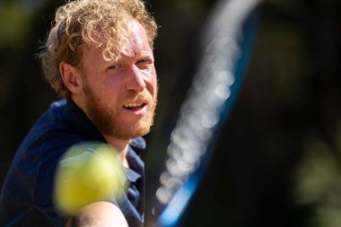 Amatör tenisçi Melbourne, Avustralya 'da çimlerin üzerinde tenis oynuyor. 