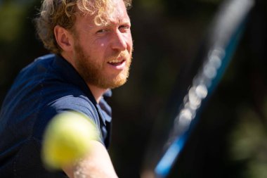 Amatör tenisçi Melbourne, Avustralya 'da çimlerin üzerinde tenis oynuyor. 