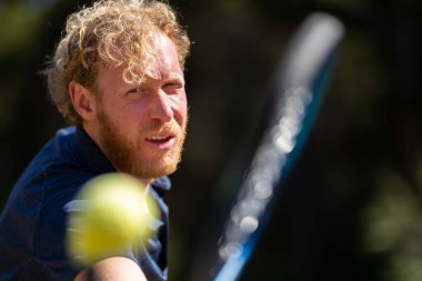 Amatör tenisçi Melbourne, Avustralya 'da çimlerin üzerinde tenis oynuyor. 