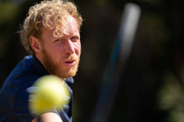 Amatör tenisçi Melbourne, Avustralya 'da çimlerin üzerinde tenis oynuyor. 