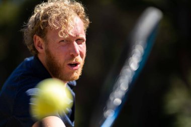 Amatör tenisçi Melbourne, Avustralya 'da çimlerin üzerinde tenis oynuyor. 