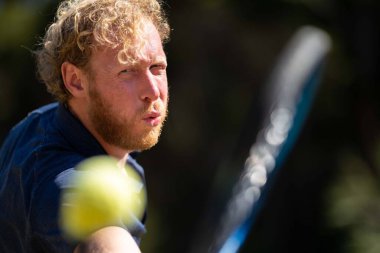 Amatör tenisçi Melbourne, Avustralya 'da çimlerin üzerinde tenis oynuyor. 