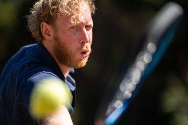 Amatör tenisçi Melbourne, Avustralya 'da çimlerin üzerinde tenis oynuyor. 