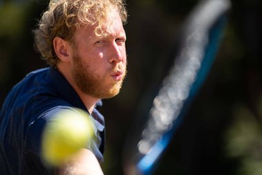 Amatör tenisçi Melbourne, Avustralya 'da çimlerin üzerinde tenis oynuyor. 