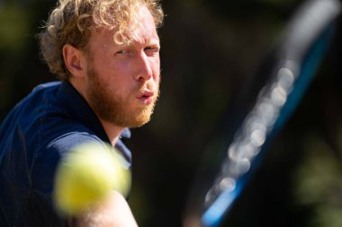 Amatör tenisçi Melbourne, Avustralya 'da çimlerin üzerinde tenis oynuyor. 
