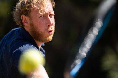 Amatör tenisçi Melbourne, Avustralya 'da çimlerin üzerinde tenis oynuyor. 