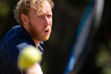 Amatör tenisçi Melbourne, Avustralya 'da çimlerin üzerinde tenis oynuyor. 