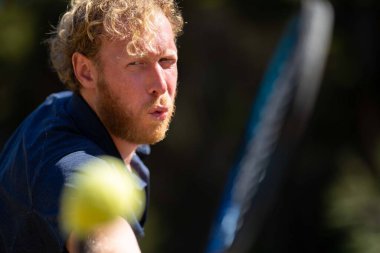 Amatör tenisçi Melbourne, Avustralya 'da çimlerin üzerinde tenis oynuyor. 