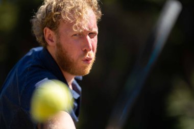 Amatör tenisçi Melbourne, Avustralya 'da çimlerin üzerinde tenis oynuyor. 