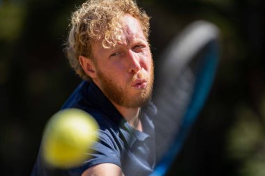 Amatör tenisçi Melbourne, Avustralya 'da çimlerin üzerinde tenis oynuyor. 