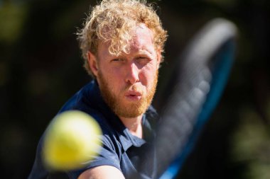 Amatör tenisçi Melbourne, Avustralya 'da çimlerin üzerinde tenis oynuyor. 