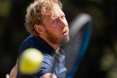 Amatör tenisçi Melbourne, Avustralya 'da çimlerin üzerinde tenis oynuyor. 