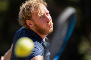 Amatör tenisçi Melbourne, Avustralya 'da çimlerin üzerinde tenis oynuyor. 