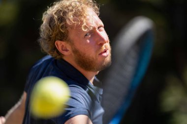 Amatör tenisçi Melbourne, Avustralya 'da çimlerin üzerinde tenis oynuyor. 