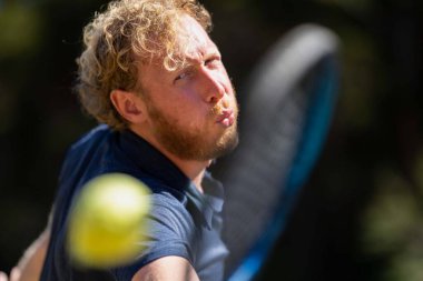 Amatör tenisçi Melbourne, Avustralya 'da çimlerin üzerinde tenis oynuyor. 