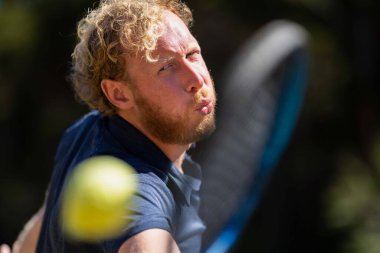 Amatör tenisçi Melbourne, Avustralya 'da çimlerin üzerinde tenis oynuyor. 