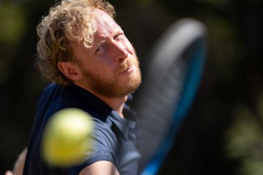 Amatör tenisçi Melbourne, Avustralya 'da çimlerin üzerinde tenis oynuyor. 