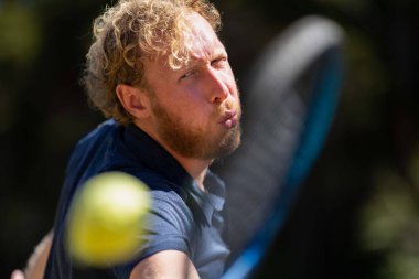 Amatör tenisçi Melbourne, Avustralya 'da çimlerin üzerinde tenis oynuyor. 