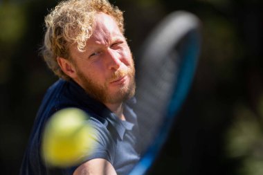 Amatör tenisçi Melbourne, Avustralya 'da çimlerin üzerinde tenis oynuyor. 