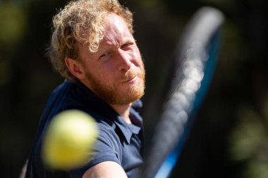 Amatör tenisçi Melbourne, Avustralya 'da çimlerin üzerinde tenis oynuyor. 