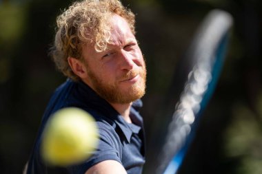 Amatör tenisçi Melbourne, Avustralya 'da çimlerin üzerinde tenis oynuyor. 