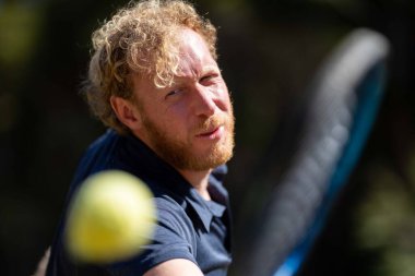 Amatör tenisçi Melbourne, Avustralya 'da çimlerin üzerinde tenis oynuyor. 