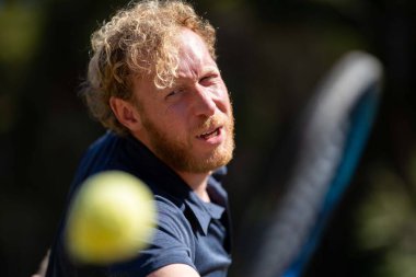 Amatör tenisçi Melbourne, Avustralya 'da çimlerin üzerinde tenis oynuyor. 