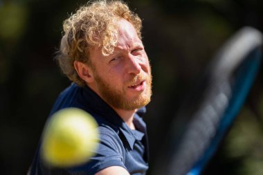 Amatör tenisçi Melbourne, Avustralya 'da çimlerin üzerinde tenis oynuyor. 