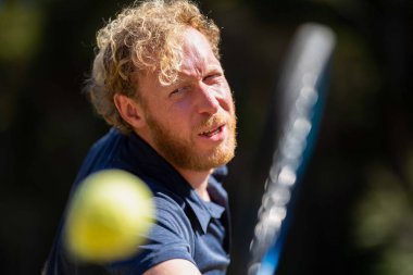 Amatör tenisçi Melbourne, Avustralya 'da çimlerin üzerinde tenis oynuyor. 