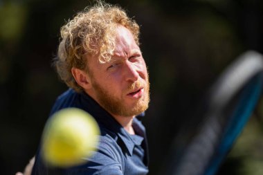 Amatör tenisçi Melbourne, Avustralya 'da çimlerin üzerinde tenis oynuyor. 