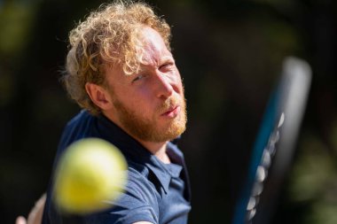 Amatör tenisçi Melbourne, Avustralya 'da çimlerin üzerinde tenis oynuyor. 