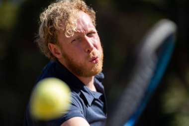 Amatör tenisçi Melbourne, Avustralya 'da çimlerin üzerinde tenis oynuyor. 