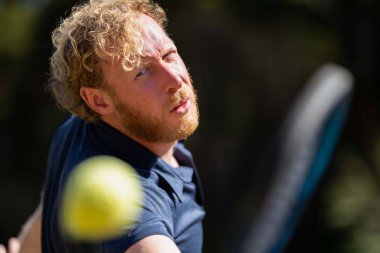 Amatör tenisçi Melbourne, Avustralya 'da çimlerin üzerinde tenis oynuyor. 