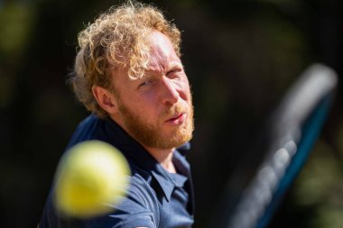 Amatör tenisçi Melbourne, Avustralya 'da çimlerin üzerinde tenis oynuyor. 