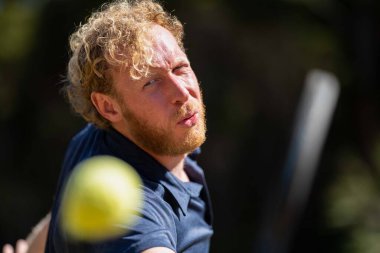 Amatör tenisçi Melbourne, Avustralya 'da çimlerin üzerinde tenis oynuyor. 