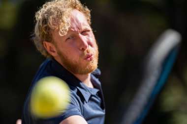 Amatör tenisçi Melbourne, Avustralya 'da çimlerin üzerinde tenis oynuyor. 