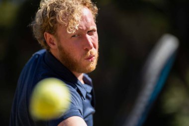 Amatör tenisçi Melbourne, Avustralya 'da çimlerin üzerinde tenis oynuyor. 