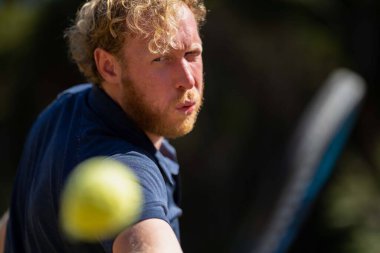 Amatör tenisçi Melbourne, Avustralya 'da çimlerin üzerinde tenis oynuyor. 